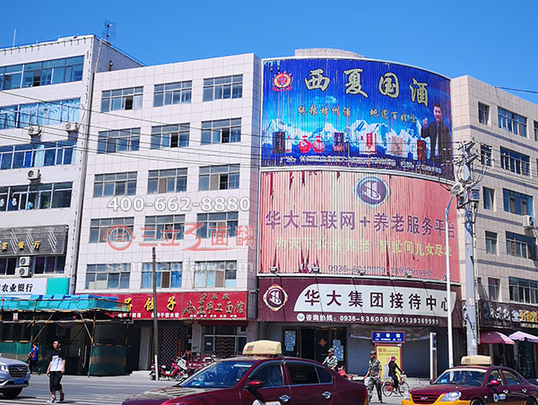 甘肅張掖甘州區(qū)外墻壁掛三面翻弧形廣告牌案例施工圖片
