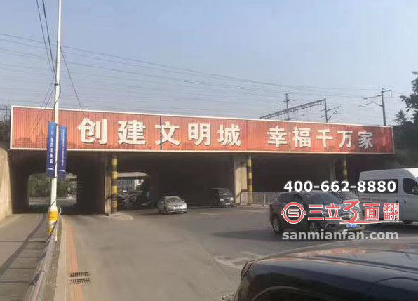 河北邢臺(tái)市跨路過(guò)街三面翻鐵路橋體廣告牌案例施工圖片