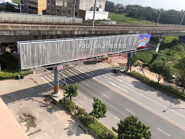 廣西貴港高鐵橋旁過街三面翻鋼結(jié)構(gòu)廣告牌案例施工圖片