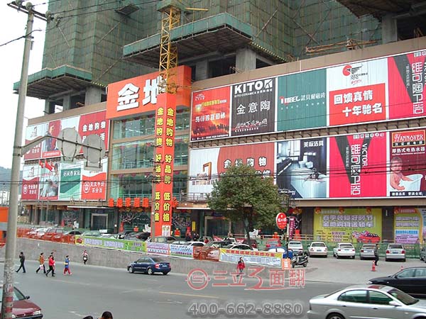 湖北十堰金地廣場裙樓巨型墻體三面翻廣告牌案例施工圖片