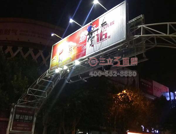 山東滕州荊河路鋼結(jié)構(gòu)跨街三面翻廣告牌案例施工圖片